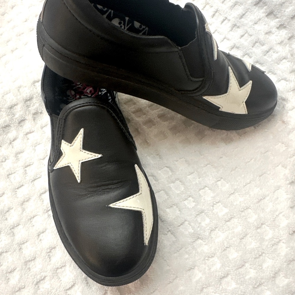 Women’s G/fore golf shoes. Purchased by me, worn 2 times.
Black:White Stars